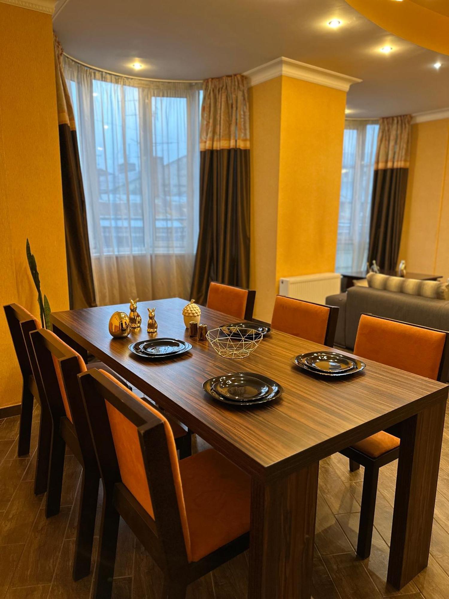 Vip Apartments ! Lviv Eksteriør bilde